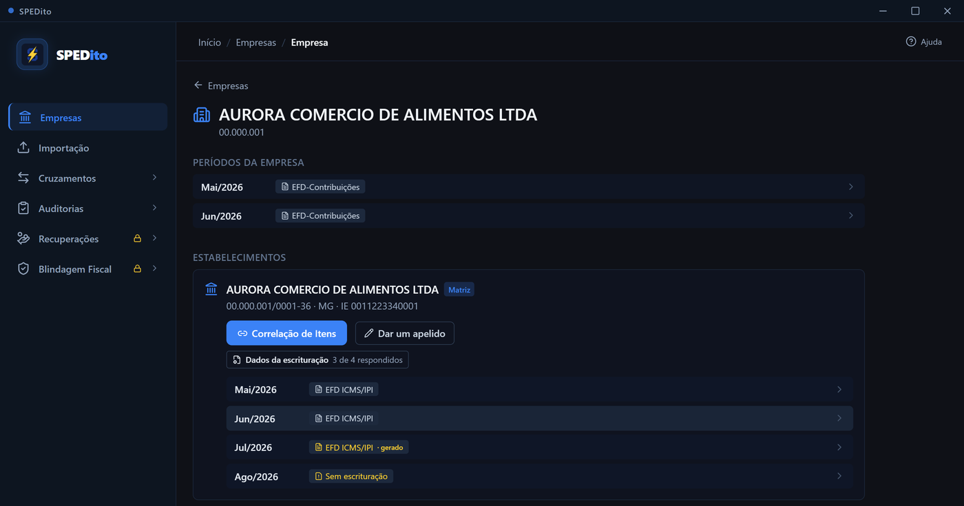 A lista de meses do estabelecimento com os três estados: dois meses com a etiqueta cinza, um com EFD ICMS-IPI gerado em âmbar e um Sem escrituração
